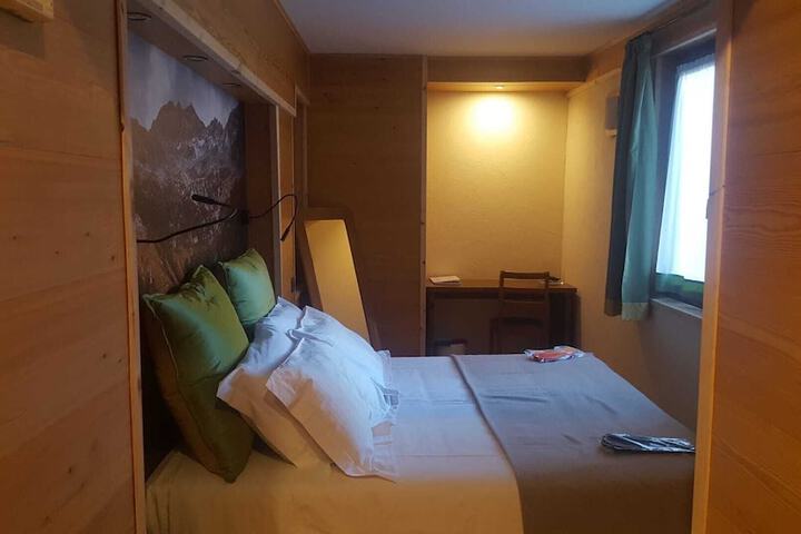 Room 6 of 61