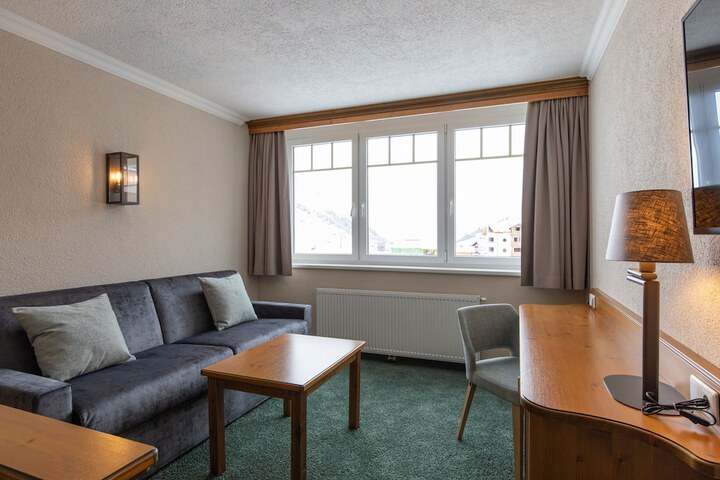 Room 6 of 76