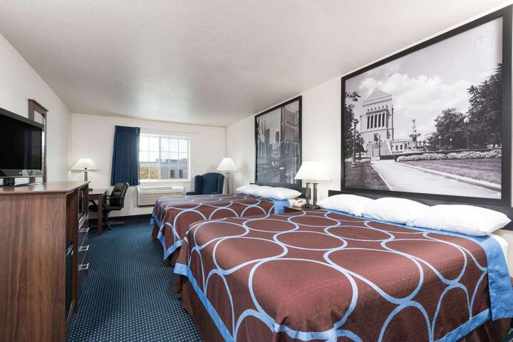 1 Queen Bed (6 of 7)