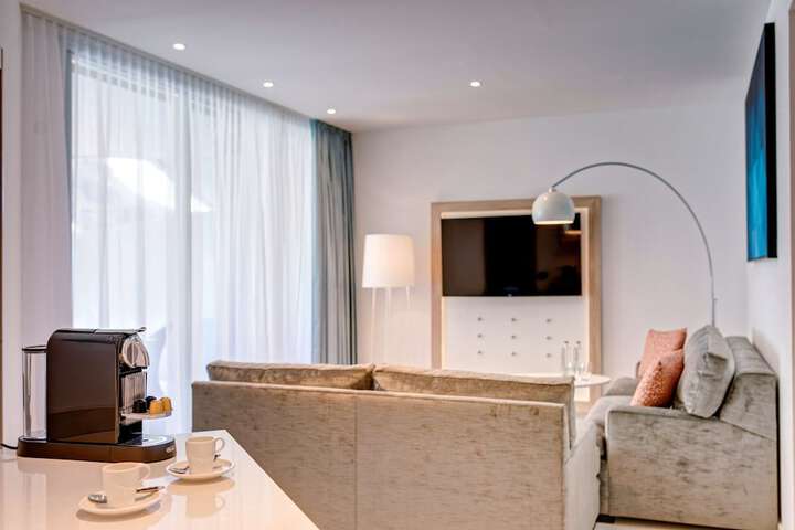 Room 14 of 200
