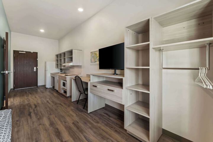 Basic Queen Bed (10 of 11)