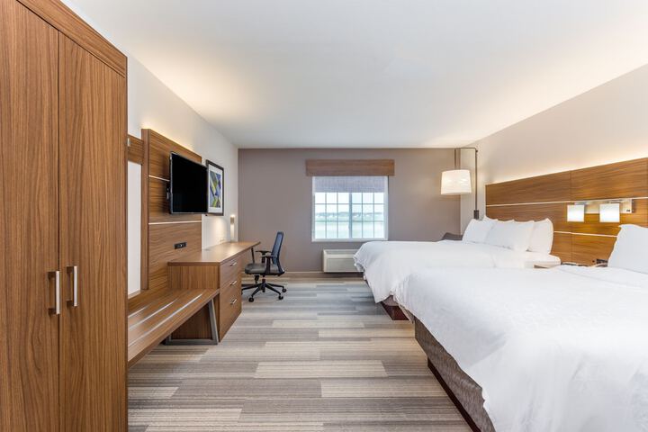 2 Queen Beds (6 of 12)