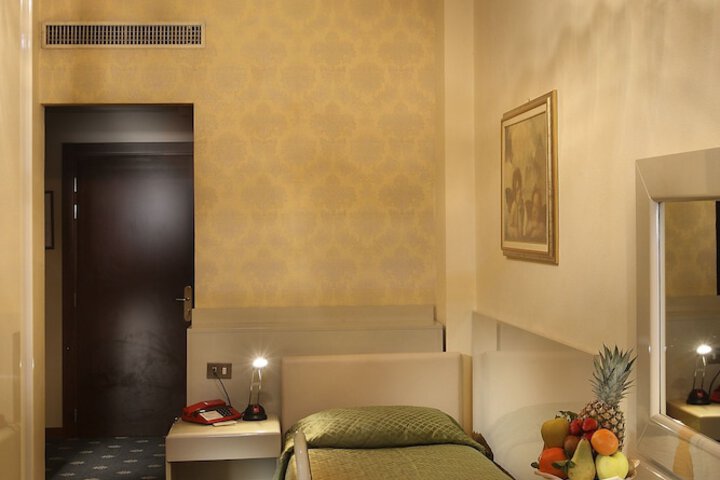 Room 3 of 27
