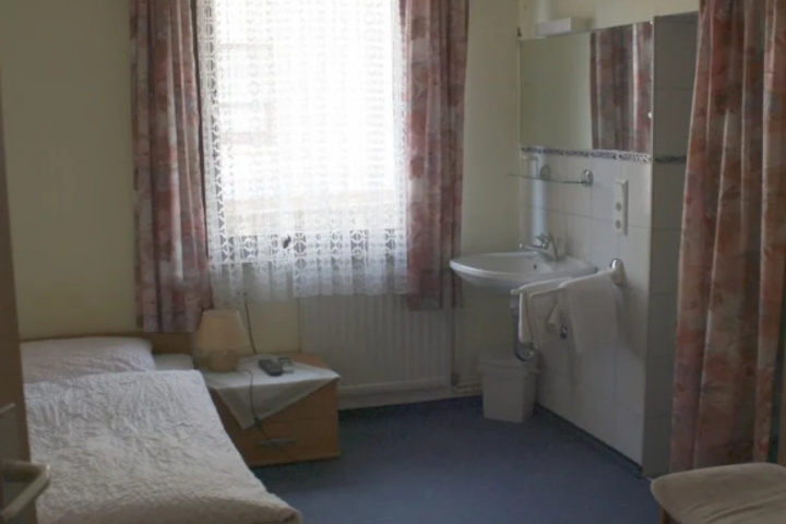 Room 6 of 12