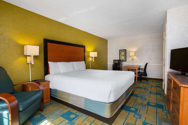 1 King Bed Deluxe Room (6 of 19)