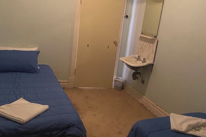 Room 5 of 9