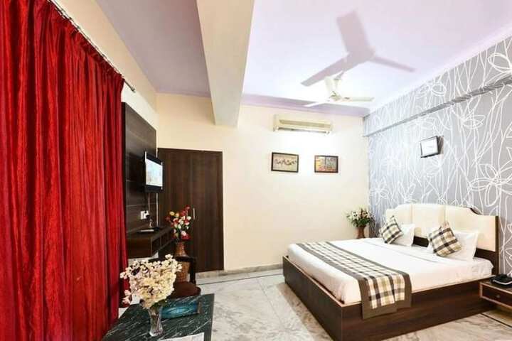 Room 8 of 18