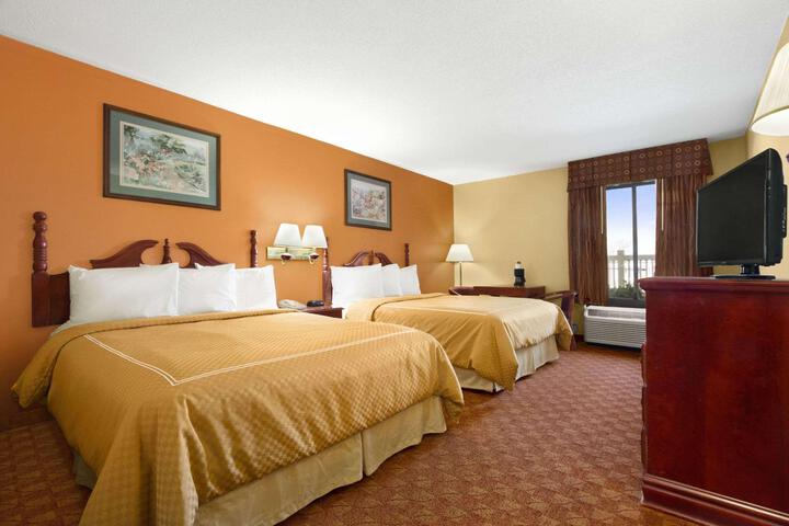 2 Queen Beds (1 of 3)