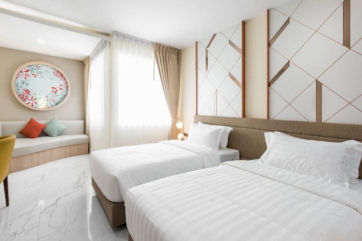 Room 13 of 32