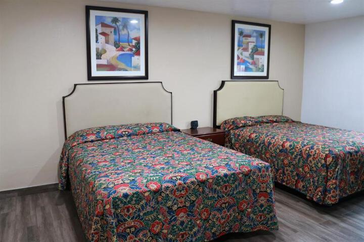Standard Queen Room (5 of 5)
