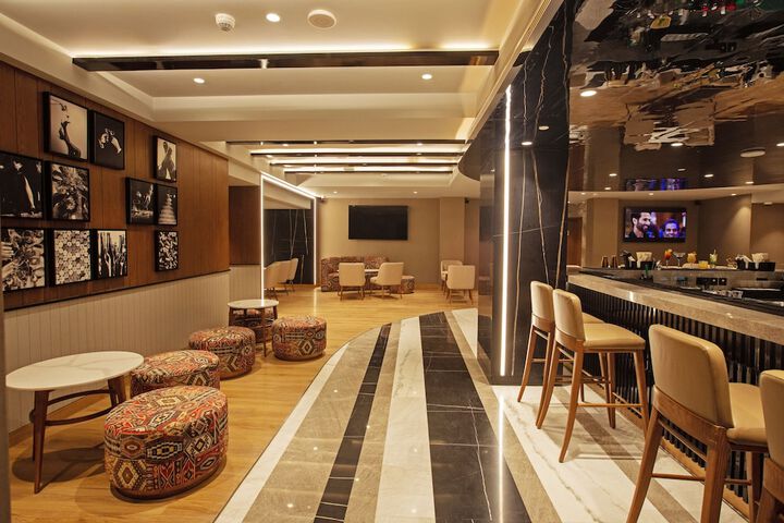 Lounge 84 of 111