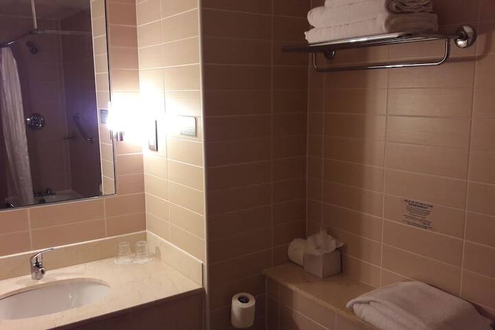 Room 32 of 65