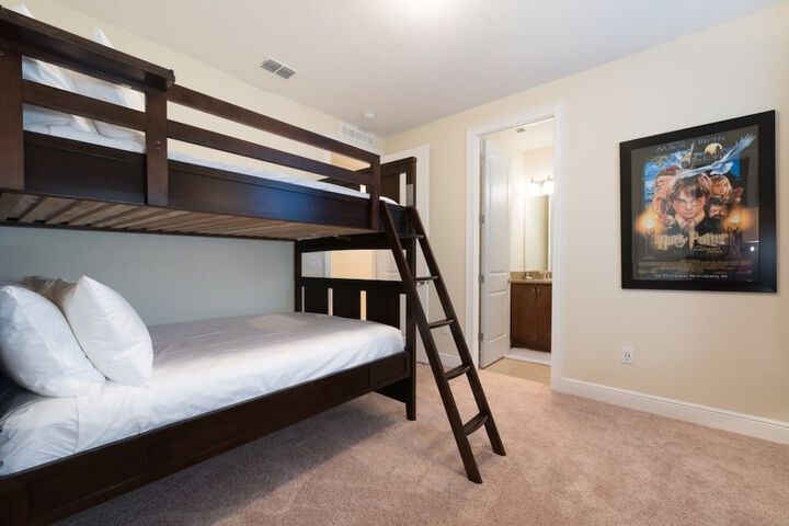 Room 7 of 32