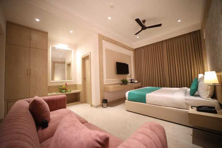 Room 17 of 28