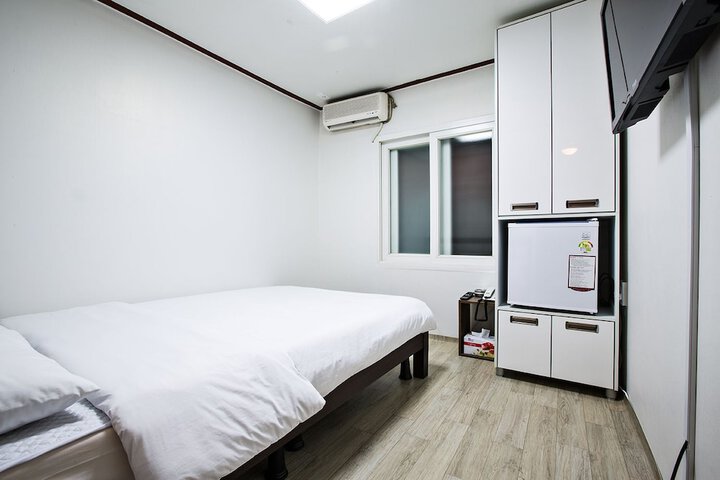 Room 5 of 42
