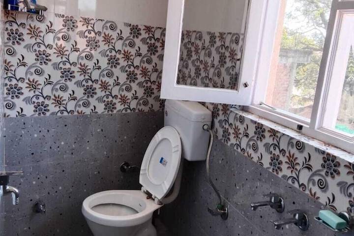 Room 10 of 16