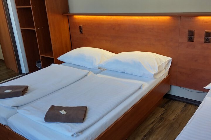 Room 12 of 25