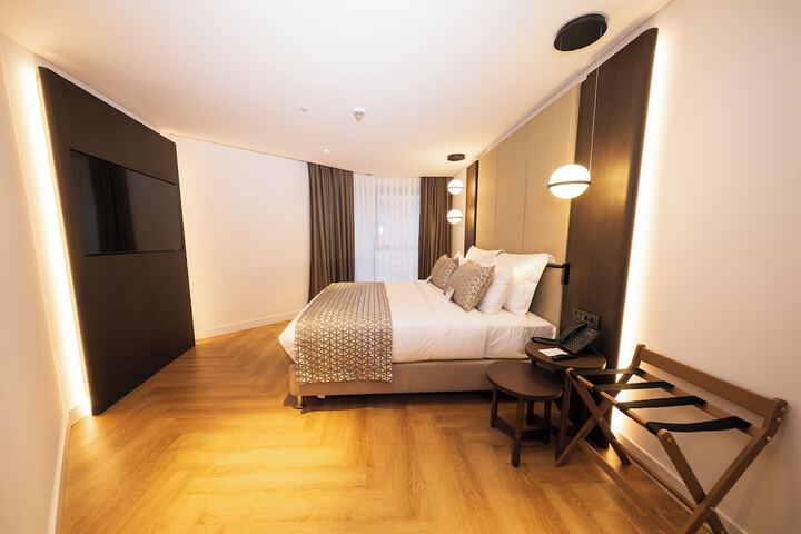 Room 100 of 200