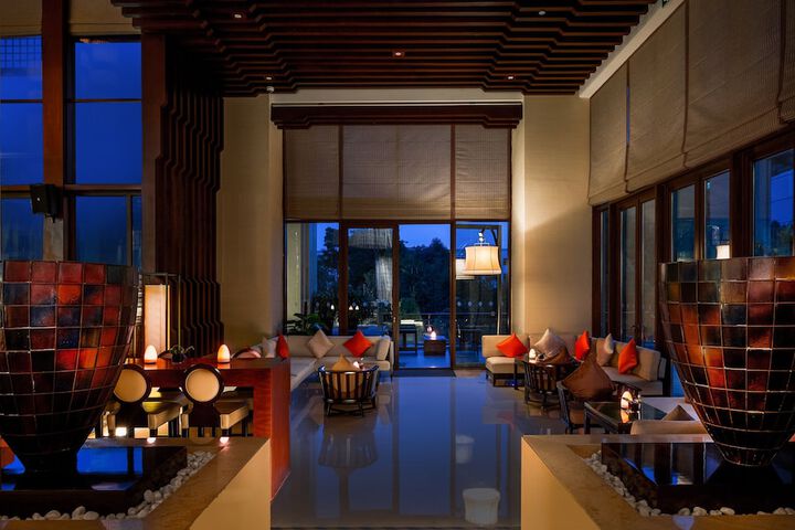 Lounge 98 of 150