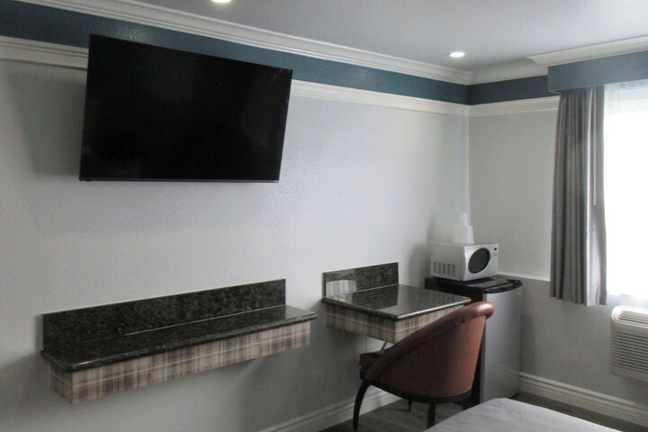 1 Queen Bed (1 of 11)
