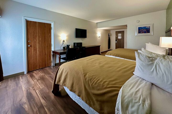 1 Queen Bed Accessible Room (10 of 10)