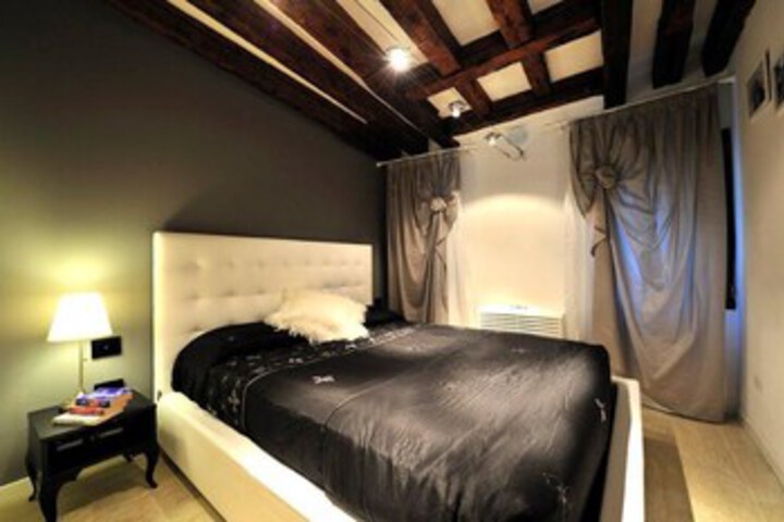 Room 10 of 12