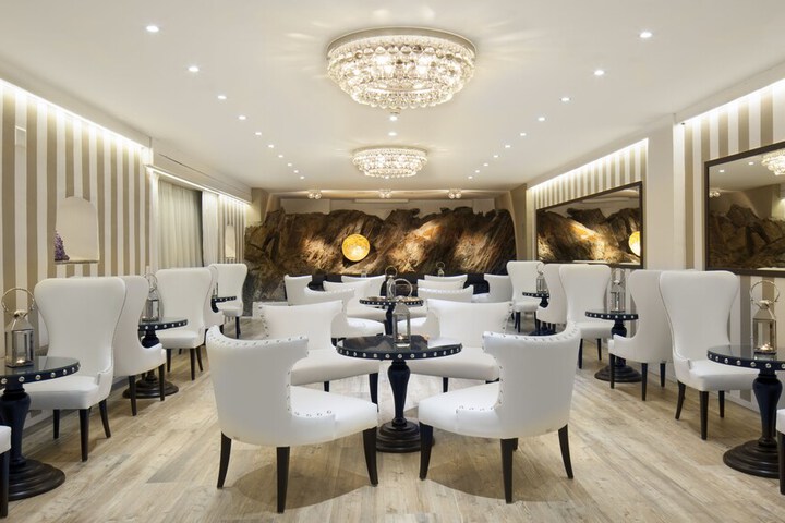 Lounge 44 of 52