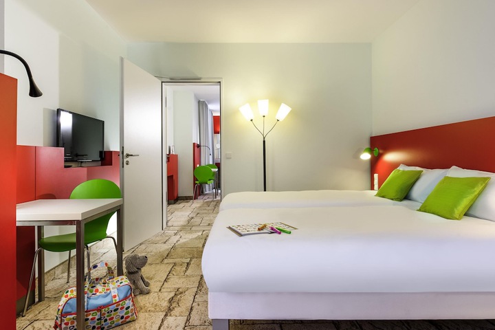 Room 26 of 48