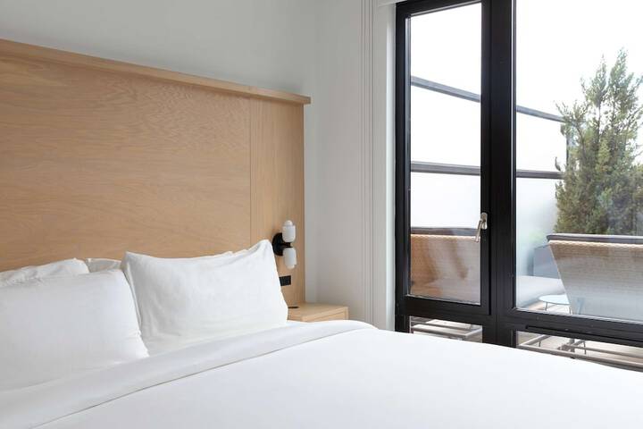 Room 32 of 143