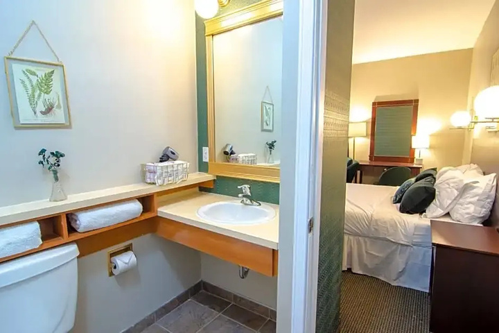 Room 6 of 8