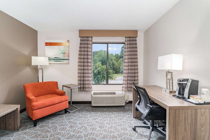 1 King Accessible Comm Assist Bathtub Microwave, Refrigerator WiFi Full Breakfast (20 of 20)