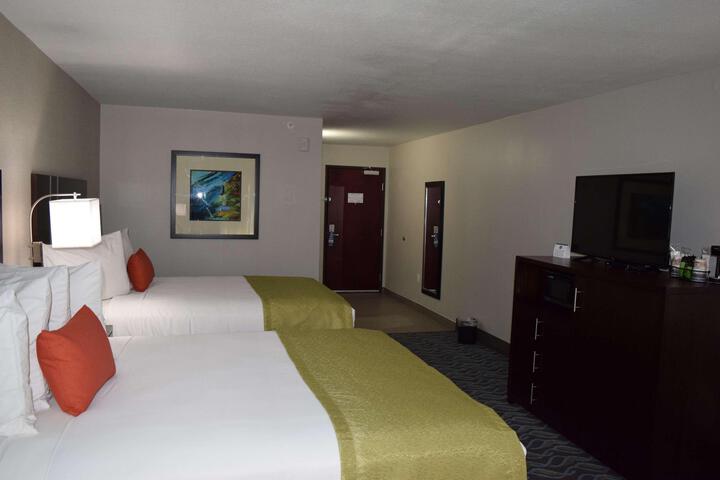 2 Queen Beds Microwave and Refrigerator WiFi Full Breakfast (6 of 6)
