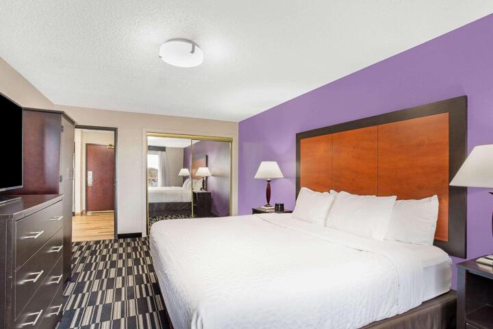 1 King Bed (14 of 18)