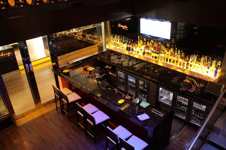 Lounge 52 of 76