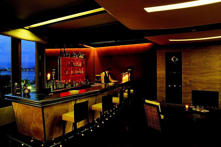 Lounge 19 of 24