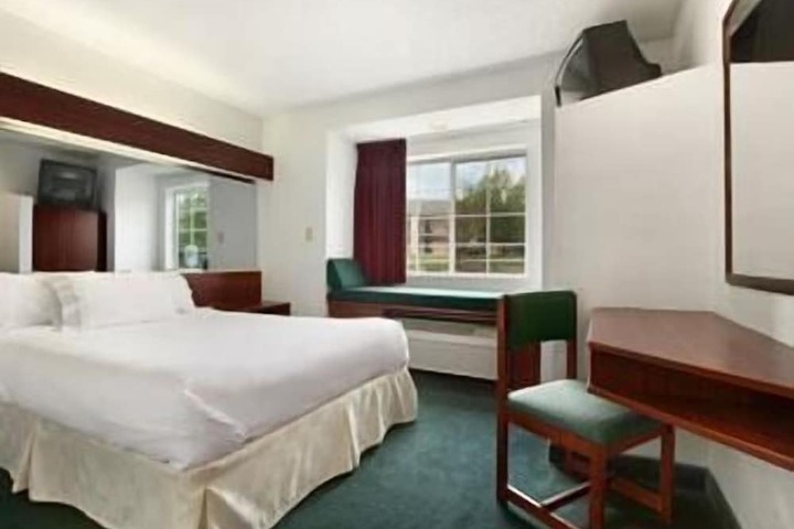 1 Queen Bed (3 of 20)