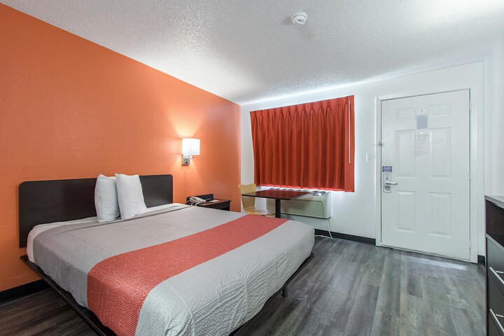 1 Queen Bed (10 of 12)