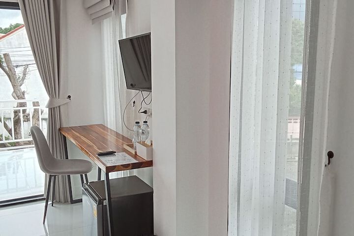 Room 3 of 77