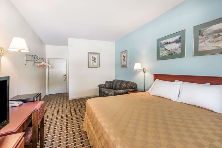 1 King Bed (3 of 4)