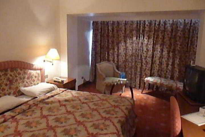 Room 6 of 8