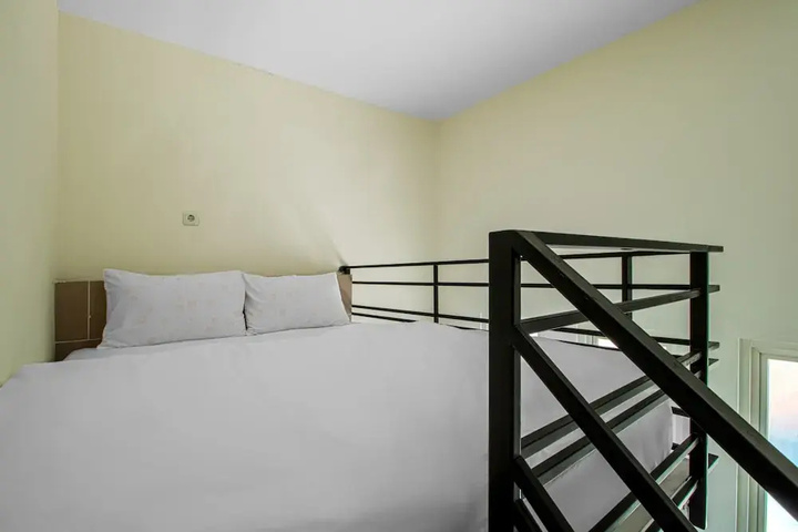 Room 5 of 16