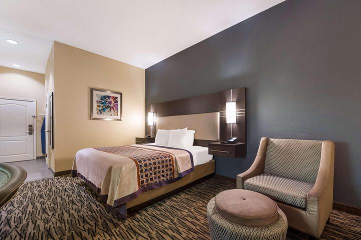 1 King Bed Fltscntv Reclnr Microwave, Refrigerator High Speed Coffee Maker Full Breakfast (13 of 18)