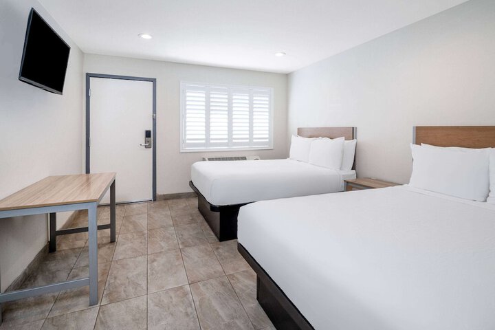 1 Queen Bed (7 of 17)