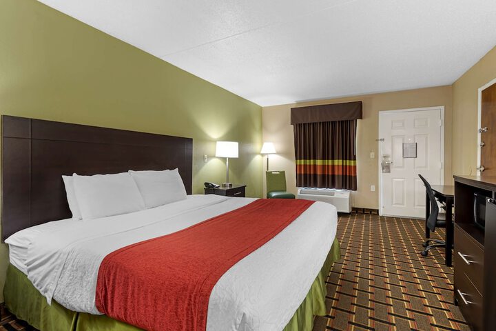 1 King Bed Room High Speed Internet Accessible Microwave and Refrigerator Work Desk Contine (12 of 18)