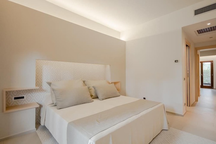 Room 12 of 166