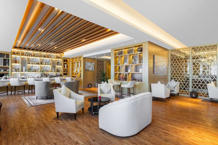 Lounge 102 of 126