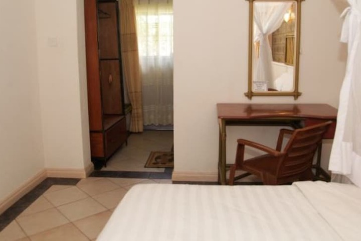 Room 4 of 10