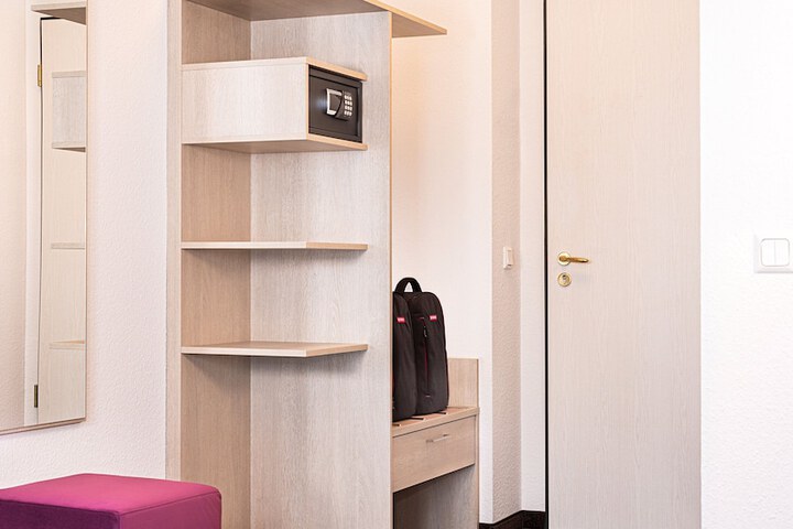 Room 16 of 37