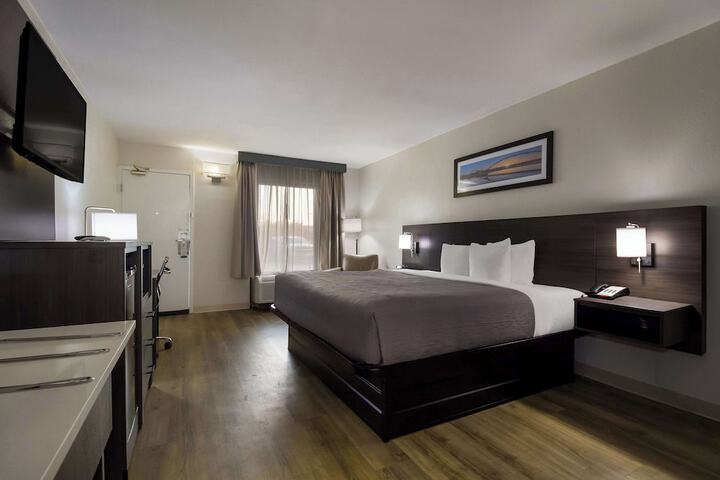 1 King Bed (1 of 11)