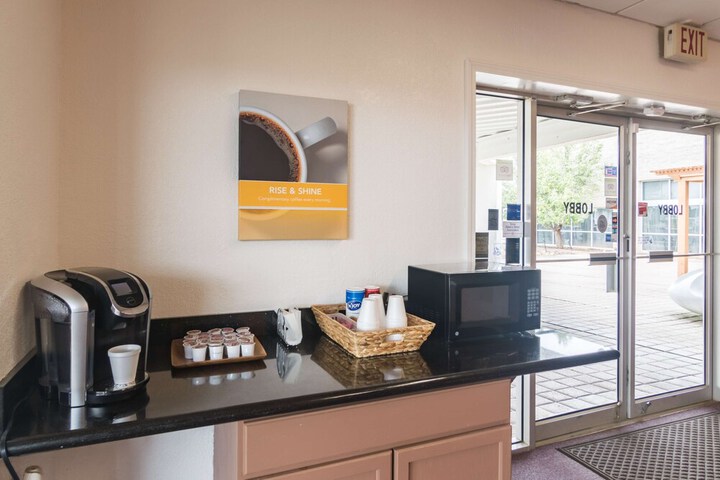 Breakfast/Coffee Service 24 of 32